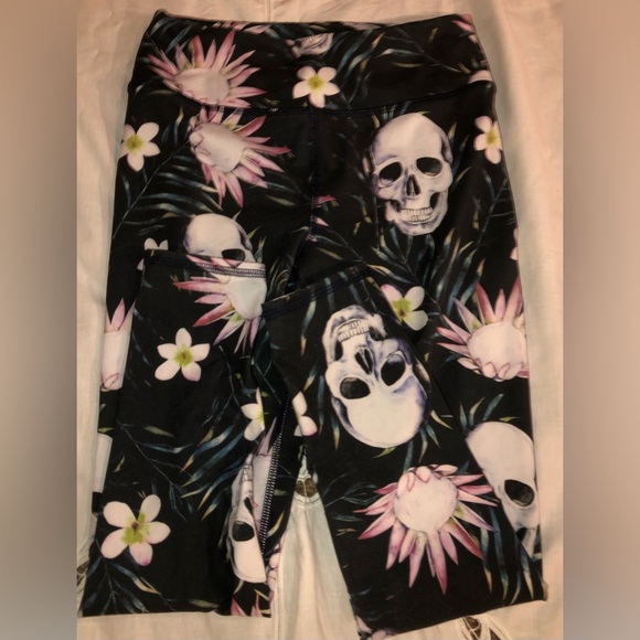 Evolution and Creation leggings size medium skull and flowers 
Bundle2save$ - Picture 8 of 9
